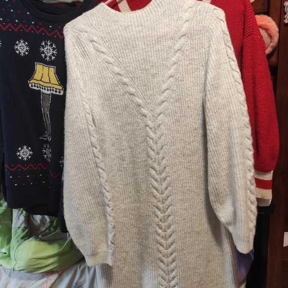 Sweaters and scarf - Picture 3 of 4